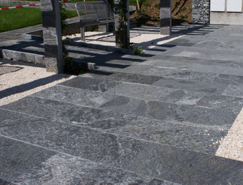 Maggia Granit Bodenplatten Fontarocca AG Natursteine für Objekt